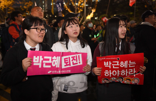 박근혜 대통령 퇴진을 요구하는 민중총궐기 대회가 열린 12일 서울 광화문광장 일대에서 청소년들이 박근혜 대통령의 하야를 촉구하고 있다./권욱기자ukkwon@sedaily.com