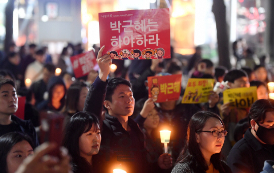 박근혜 대통령 퇴진을 요구하는 민중총궐기 대회가 열린 12일 서울 광화문광장 일대에서 시민들이 촛불을 들고 박근혜 대통령의 하야를 촉구하고 있다./권욱기자ukkwon@sedaily.com