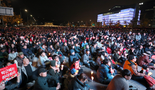 12일 오후 서울 광화문광장이 '내려와라 박근혜 3차 범국민행동'에 참가한 시민들로 북적이고 있다./권욱기자ukkwon@sedaily.com