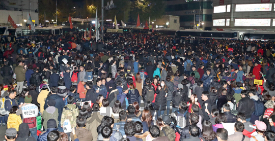 '박근혜 퇴진'을 요구하는 민중총궐기 대회가 열린 12일 서울 경복궁역 일대에서 보행통로가 경찰 버스로 막히자 시민들이 항의하고 있다./권욱기자ukkwon@sedaily.com
