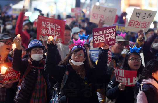 박근혜 대통령 퇴진을 요구하는 민중총궐기 대회가 열린 12일 서울 광화문광장 일대에서 시민들이 촛불을 들고 박근혜 대통령의 하야를 촉구하고 있다./권욱기자ukkwon@sedaily.com