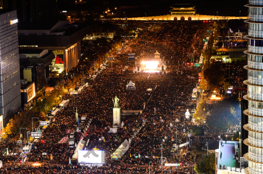 박근혜 대통령 퇴진을 요구하는 민중총궐기 대회가 열린 12일 밤 촛불을 든 시민들이 서울 광화문광장을 가득 채우고 있다./사진공동취재단.