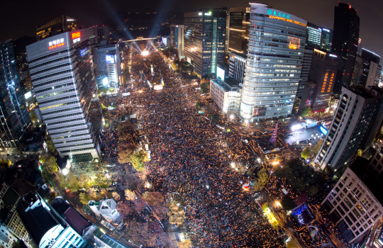 '박근혜 대통령 퇴진'을 요구하는 민중총궐기 대회가 12일 서울 세종로, 태평로 일대에서 열린 가운데 수십만의 참가자가 촛불을 밝히고 있다./사진공동취재단