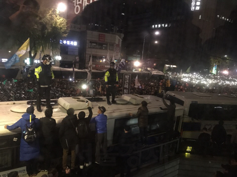 박근혜 대통령 하야 촉구 집회가 열린 12일 오후 서울 경복궁역 사거리 청와대 방면 도로에 설치된 경찰 차벽 앞에서 일부 집회 참가자들과 경찰이 충돌을 빚기도 했다. /이두형기자