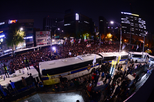 민중총궐기 대회를 마친 집회 참가자들이 12일 서울 경복궁역 사거리에서 청와대 방면으로 행진을 하다 경찰들과 대치하고 있다./사진공동취재단