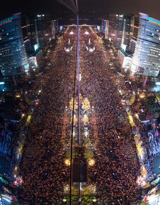 '박근혜 대통령 퇴진'을 요구하는 민중총궐기 대회가 12일 서울 세종로, 태평로 일대에서 열린 가운데 수십만의 참가자가 촛불을 밝히고 있다./사진공동취재단