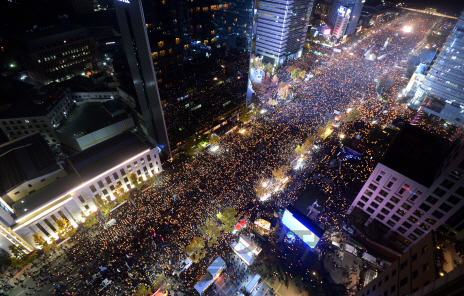 박근혜 대통령 퇴진을 요구하는 민중총궐기 대회가 열린 12일 오후 촛불을 든 시민들이 서울 광화문광장에서 시청광장을 가득 매우고 있다./사진공동취재단.