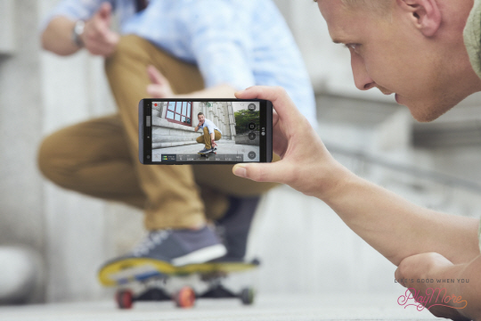 스마트폰 이용자가 ‘LG V20’의 동영상 기능을 이용해 스케이트보드를 타는 모습을 촬영하고 있다. /사진제공=LG전자