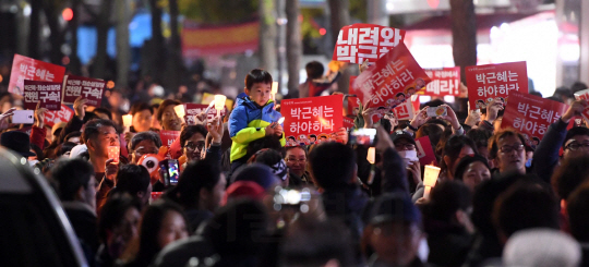 박근혜 대통령 퇴진을 요구하는 민중총궐기 대회가 열린 지난 12일 서울 광화문광장 일대에서 아이를 목마 태운 부모를 비롯한 각계각층 시민들이 촛불을 들고 박 대통령 하야를 외치고 있다.  /권욱기자