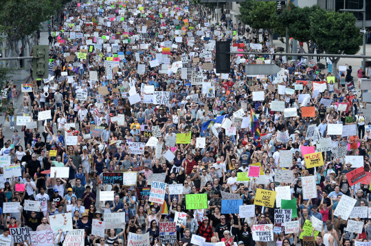 12일(현지시간) 미 캘리포니아주 로스앤젤레스 시내에서 1만여명의 시위대가 도널드 트럼프 미 대통령 당선인에게 반대하는 행진을 하고 있다. 이날 뉴욕·시카고·덴버·샌프란시스코 등 미 주요 도시에서는 나흘째 반트럼프 시위가 이어졌다.   /로스앤젤레스=UPI연합뉴스