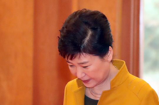 박근혜 대통령이 10일 오전 청와대를 방문한 누르술탄 나자르바예프 카자흐스탄 대통령을 영접한 뒤 방명록 서명 장소로 이동하고 있다. /연합뉴스