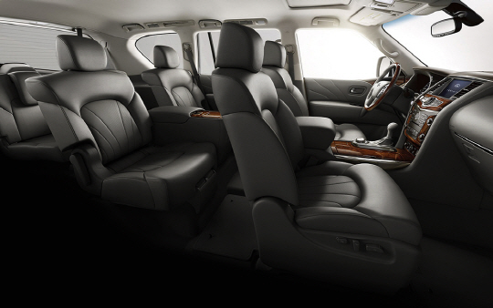 인피니티 코리아가 14일 국내 공식 출시한 6인승 대형 SUV 2017년형 ‘QX80’의 실내 모습. 실내 2열 공간을 개선해 7인승에서 6인승으로 개선, 보다 안락한 승차감을 제공한다./사진제공=인피니티 코리아