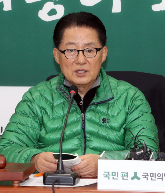 박지원 국민의당 원내대표가 박근혜 대통령의 3차 사과문에는 질서있는 대통령 퇴진 일정이 담겨야 한다고 주장했다. /연합뉴스