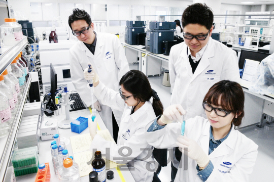 삼성바이오로직스 이화학 연구소에서 일하는 직원들이 실험 샘플을 검사하고 있다. /사진제공=삼성바이오로직스