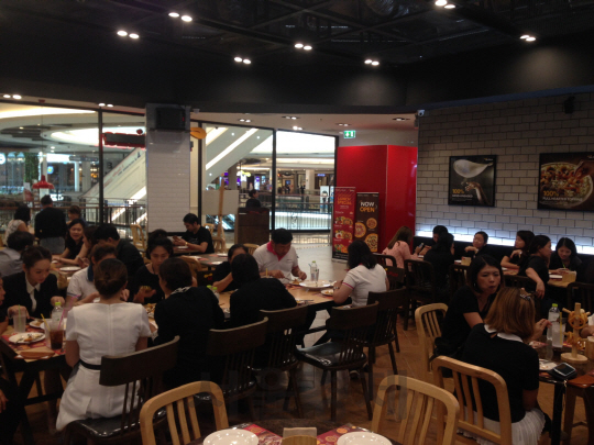 지난 12일 태국 방콕의 대형 쇼핑몰인 프로메나드몰에 문을 연 미스터피자 태국 2호점이 음식을 맛보는 고객들로 가득 차 있다. /사진제공=MPK그룹