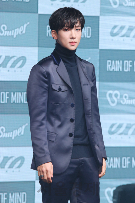 보이그룹 스누퍼의 수현이 14일 열린 세번째 미니 앨범 ‘Rain of mind’ 쇼케이스에서 포토타임을 갖고 있다.