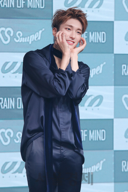 보이그룹 스누퍼의 세빈이 14일 열린 세번째 미니 앨범 ‘Rain of mind’ 쇼케이스에서 포토타임을 갖고 있다.