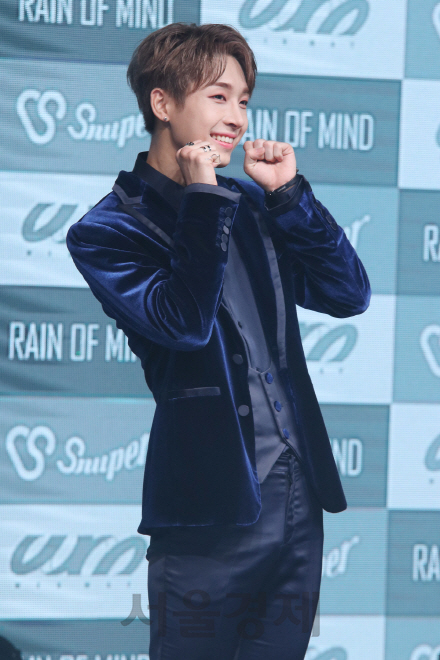 보이그룹 스누퍼의 상호가 14일 열린 세번째 미니 앨범 ‘Rain of mind’ 쇼케이스에서 포토타임을 갖고 있다.