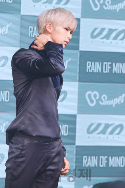 보이그룹 스누퍼의 태웅이 14일 열린 세번째 미니 앨범 ‘Rain of mind’ 쇼케이스에서 포토타임을 갖고 있다.