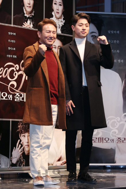 배우 손병호와 박정민이 14일 열린 연극 ‘로미오와 줄리엣’ 제작발표회에서 포토타임을 갖고 있다.