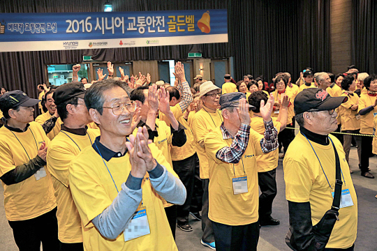 현대자동차그룹은 지난 14일 서울 서초구 양재동 소재 aT센터에서 고령자 교통사고 예방을 위한 교육 프로그램의 일환으로 ‘시니어 교통안전 골든벨 퀴즈 대회’를 열었다. 올해 2월부터 진행해온 65세 이상 고령자 대상 교통안전교육을 마무리하는 행사로 마련됐다./사진제공=현대자동차그룹