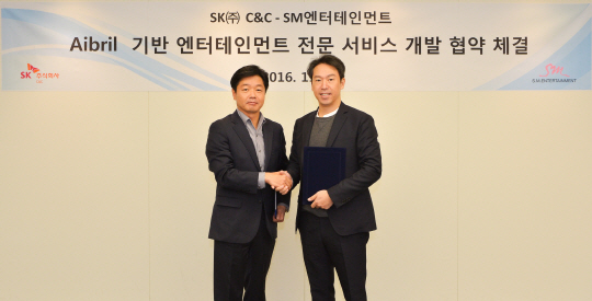 (왼쪽부터)SK㈜ C&C 이기열 디지털금융사업부문장, SM엔터테인먼트 김영민 대표/사진=SM엔터테인먼트