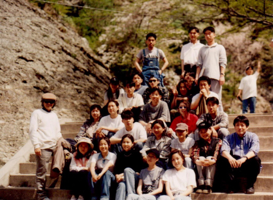 1996년 서울대 미대 교수로 재직하던 하동철(사진 맨 왼쪽) 교수가 제자들과 떠난 스케치여행에서 찍은 사진 /사진제공=학고재갤러리
