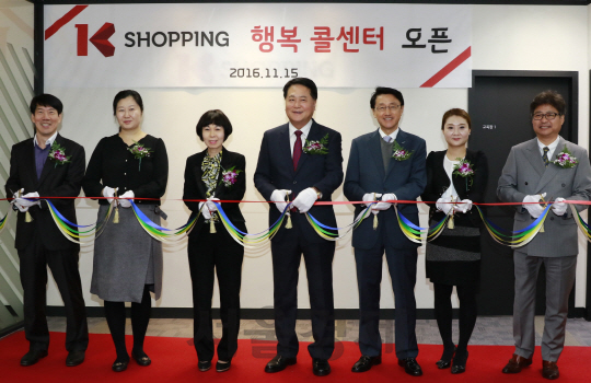 오세영(가운데) KTH 대표가 15일 서울 동작구 본사에 T머커스 전용 통합콜센터를 만들고 임직원들이 개관을 기념하고 있다. /사진제공=KTH