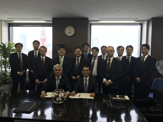 젠스타와 하세코라이브넷이 15일 일본 도쿄에서 업무협약을 체결한 후 기념촬영을 하고 있다. /사진제공=젠스타