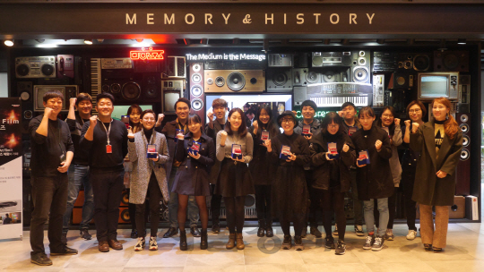 지난 15일 서울 상암동에 위치한 문화창조융합센터에서 열린 ‘제 2회 코미코 웹툰 글로벌 루키 공모전’ 시상식을 갖고 수상자들이 기념촬영을 하고 있다./사진제공=NHN엔터테인먼트