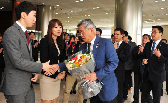 SK네트웍스 회장 부임 후 첫 출근한 최신원 회장(가운데)이 직원들과 인사를 나누고 있다.