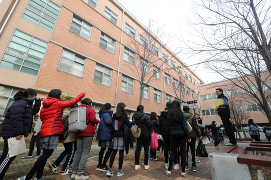 수능 예비소집일인 16일 오후 대전 둔원고에서 시험을 볼 고3 수험생들이 학교 주변을 돌며 교실 위치를 확인하고 있다. / 연합뉴스