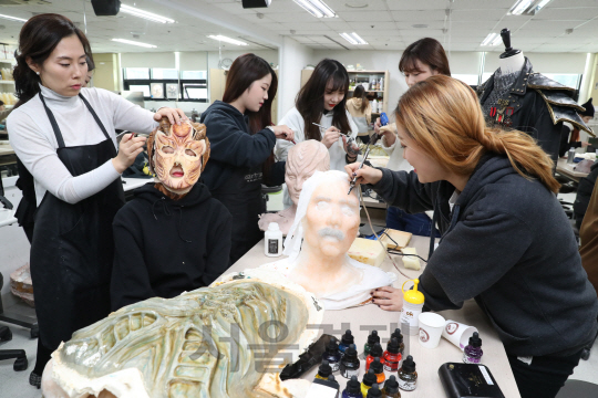 정화예술대학교 미용예술학부 메이크업전공 학생들이 16일 서울 중구 명동 정화예술대 강의실에서 졸업작품발표회(특수분장)를 준비하고 있다. 도심형 특성화 대학교인 정화예술대는 18일 서초구 양재동 aT센터에서 ‘2016정화예술학교 드림페스티벌’을 개최한다. /권욱기자