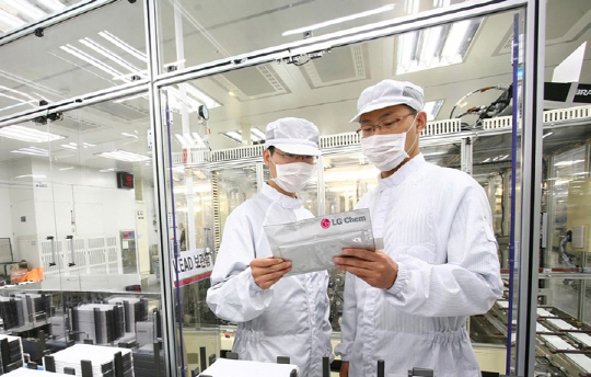 LG화학 오창공장에서 연구원들이 배터리팩을 살펴보고 있다.