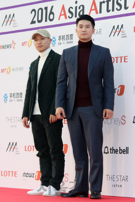 다이나믹듀오가 16일 경희대학교 평화의 전당에서 열린 ‘2016 Asia Artist Awards’ 시상식에 참석했다.