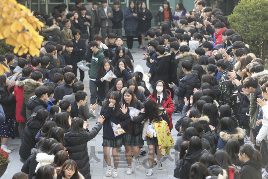 2017학년도 대학수학능력시험을 하루 앞둔 16일 서울 서초고등학교 열린 장행식에서 고3 수험생들이 후배들의 응원을 받으며 학교를 나서고 있다./권욱기자