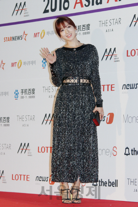 박신혜가 16일 경희대학교 평화의 전당에서 열린 ‘2016 Asia Artist Awards’ 시상식에 참석했다.
