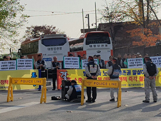 16일 오후 방위사업청 앞에서 전국금속노동조합 부산양산지부 S&T모티브지회 소속 근로자들이 “소총생산 이원화 정책을 중단하라”며 집회를 열었다./사진제공=S&T모티브지회