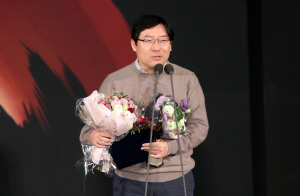 박용현 넷게임즈 대표가 모바일 역할수행게임(RPG) 히트로 ‘2016 대한민국 게임대상’에서 대상을 수상한 뒤 소감을 밝히고 있다. /연합뉴스