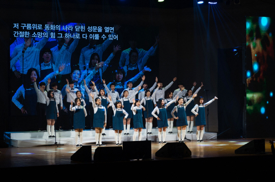 지난 2015년 제11회 ‘여명의 날’에서 탈북청소년들이 합창 공연을 펼치고 있다./사진제공=여명학교