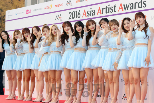 우주소녀가 16일 경희대학교 평화의 전당에서 열린 ‘2016 Asia Artist Awards’ 시상식에 참석했다.