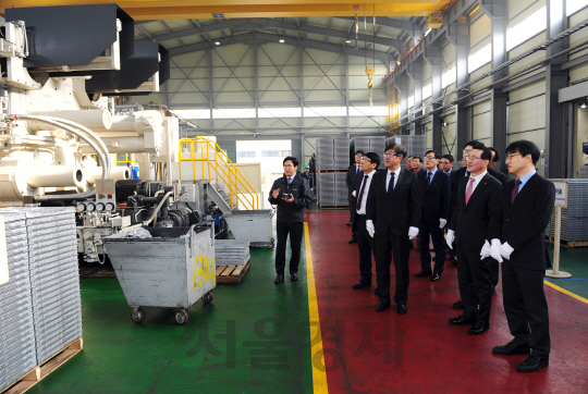 조기행(오른쪽 두번째) SK건설 사장이 지난 16일 충북 음성에 있는 협력업체 세보엠이씨 공장을 방문해 공장을 둘러보고 있다. / 사진제공=SK건설