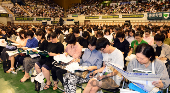 17일 오후 서울 한양대학교에서 종로학원 주최로 열린 수시 지원전략 설명회에서 수많은 학부모와 학생들이 경청하고 있다./송은석기자