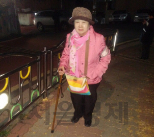 늦깍이 수험생인 정숙자(77)씨가 17일 오전 수능 시험장 중 한 곳인 명지고 정문으로 들어서도 있다. /김정욱기자