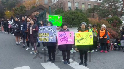 2년제 학력인정 주부학교인 일성중고교 재학생들이 17일 오전 서울 서대문구 명지고 앞에서 수능시험을 보는 수험생들을 응원하고 있다. /김정욱기자