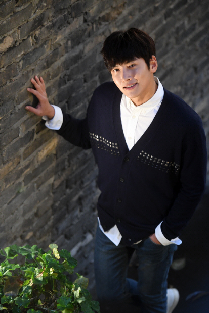 최근 종영한 tvN ‘THE K2’에서 전쟁 용병 출신의 보디가드 김제하 역을 열연한 배우 지창욱이 서울 이태원의 한 카페에서 서울경제와 인터뷰를 갖고 포즈를 취하고 있다./권욱기자