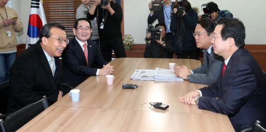 이정현(왼쪽) 새누리당 대표가 17일 오전 서울 여의도 당사 대표실을 방문한 정진석 원내대표와 웃으며 대화하고 있다. /연합뉴스