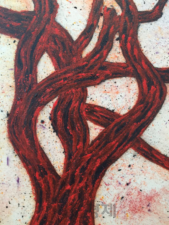 목탄 스케치 위에 덧칠한 붉은 색이 혈관의 움직임처럼 느껴지는 토니 베번의 ‘나무’의 세부