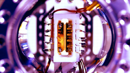 메릴랜드 크리스토퍼 먼로 교수팀이 개발한 범용 양자컴퓨터. 이온트랩으로 고정된 5개의 큐비트를 갖고 있다.