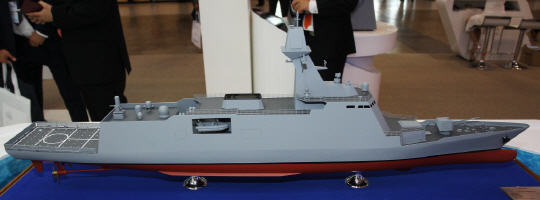 해군 연안함대의 하이엔드급 호위함인 울산급 배치3의 축소 모형. 지난 2015년 10월 마린 위크에 출품된 모형으로 통합형 마스트가 특징이다. 이지스함을 제외하면 국내 함정 중 가장 강력한 대공 탐색 시스템을 갖게 될 것으로 보인다.